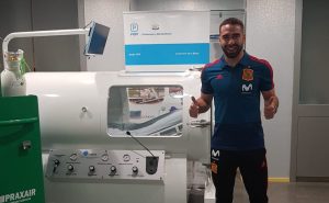 El futbolista Carvajal posa delante de una cámara hiperbárica