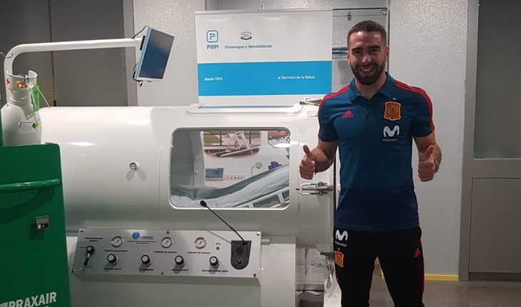 El futbolista Carvajal posa delante de una cámara hiperbárica